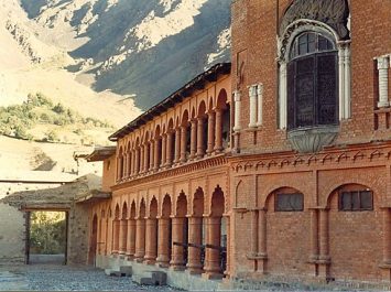 512px-Chitral_Fort_-_panoramio
