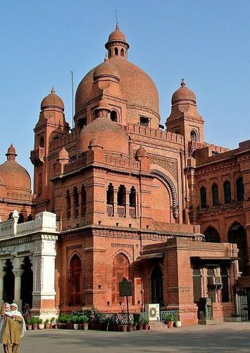 Close_view_of_Lahore_Museum