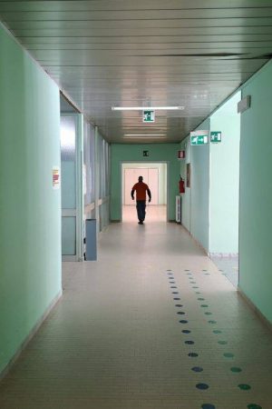 hospital-corridor-with-unrecognizable-people-2022-03-06-12-17-34-utc-1024x768
